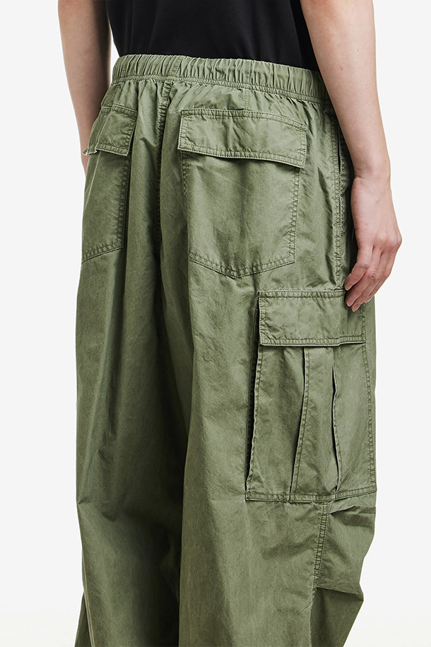 [오베이] 자이언트 카고 팬츠는 밀리터리 및 스트릿 스타일을 결합한 남성용 카고 팬츠입니다.  lichen green 컬러의 무지 디자인으로, 봄, 가을에 착용하기 적합합니다. 루즈핏으로 편안한 착용감을 제공하며, 카고 포켓, 드로우스트링, 조절 가능한 밑단 등의 특징을 갖추고 있습니다. 밴딩 처리된 허리 부분으로 활동성을 높였으며, 워크웨어, 캐주얼 스타일 연출에도 활용 가능합니다. 
