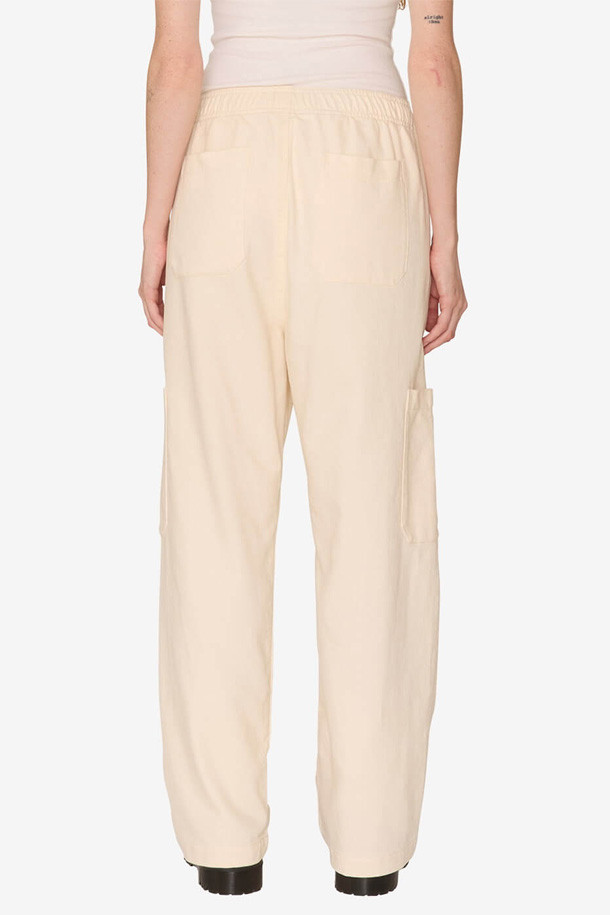 [오베이] 프라이멀 카고 팬츠 - 토푸는 캐주얼한 스타일의 긴바지 카고 팬츠입니다. 넉넉한 루즈핏과 스트레이트 핏으로 편안한 착용감을 선사하며, 두꺼운 면 소재로 제작되어 튼튼합니다. 색상은 토푸(Tofu) 컬러로, 다양한 상의와 매치하기 용이합니다. 드로우스트링, 앞주머니, 카고 포켓, 뒷주머니 및 아트 라벨 디테일이 특징입니다. 동네 마실룩, 산책룩, 여행룩 등 일상에서 폭넓게 활용할 수 있습니다.
