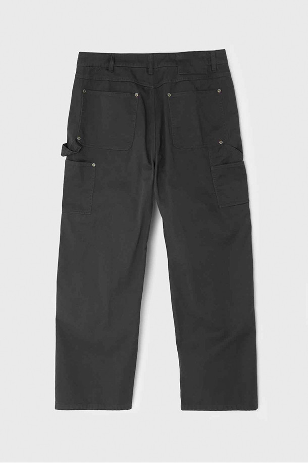 [벌스데이수트] 트윌 더블니 팬츠 - 차콜은 일상, 출근룩, 가을 나들이룩에 모두 잘 어울리는 남성용 트윌 팬츠입니다. 캐주얼, 클래식, 미니멀 스타일을 아우르는 디자인으로, 봄, 가을에 착용하기 좋습니다. 면 소재의 레귤러핏 일자핏 긴바지로, 차콜 컬러의 무지 패턴이 특징입니다. 더블니 디테일과 리벳 부자재, 내부 로고 밴드, 바이오 워싱 가공으로 퀄리티를 높였습니다. 어떤 상의와도 잘 어울려 다양한 스타일을 연출할 수 있습니다.
