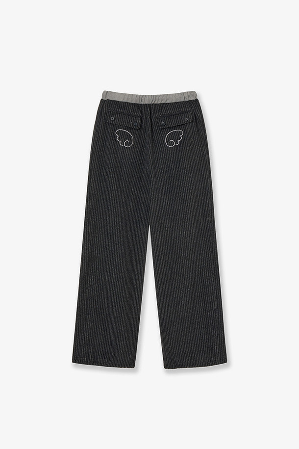 ANGEL STRIPE PANTS - BLACK(엔젤 스트라이프 팬츠 - 블랙)는 캐주얼, 스포티, 미니멀 스타일을 추구하는 분들을 위한 숏 기장의 바지입니다. 봄, 여름, 가을, 계절에 시원하게 착용하기 좋은 얇은 두께의 루즈핏 바지로, 여행룩과 휴가룩 연출에 제격입니다. 블랙 컬러에 스트라이프 패턴이 더해져 세련된 느낌을 주며, 허리 밴딩과 조임용 끈 디테일로 편안한 착용감을 선사합니다. 일상복으로 활용하기 좋으며, 활동적인 스타일을 즐기는 분들에게 추천합니다.
