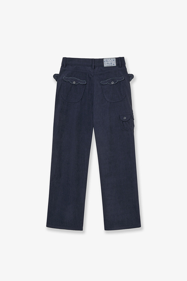 **CINNAMOROLL 코듀로이 포켓 팬츠 - 네이비**는 캐주얼, 미니멀, 클래식 스타일을 아우르는 유니섹스 긴 바지입니다. 가을과 겨울에 적합하며, 부드러운 촉감의 코듀로이 소재로 제작되어 따뜻하고 편안한 착용감을 선사합니다. 무지 디자인에 레귤러핏으로 제작되어 어떤 상의와도 쉽게 매치할 수 있으며, 출근룩과 캠핑룩 등 다양한 TPO에 활용 가능합니다. 넉넉한 포켓 디테일로 실용성을 더했습니다. 네이비 컬러로 세련된 분위기를 연출합니다.
