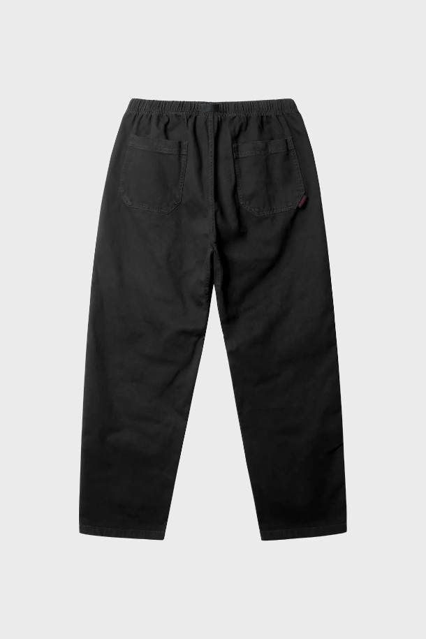 LOOSE TAPERED RIDGE PANT (루즈 테이퍼드 릿지 팬츠)는 남성용 바지로, 블랙 컬러의 무지 디자인이 특징입니다. 숏 기장으로 봄, 여름, 가을에 착용하기 좋으며, 밴딩 처리와 포켓 디테일이 있습니다. 캐주얼, 베이직 무드를 연출하며 출근룩, 데이트룩 등 다양한 TPO에 활용할 수 있습니다. 루즈핏과 테이퍼드 핏의 조화로 편안하면서도 스타일리시한 핏을 제공합니다. 미니멀, 클래식 스타일을 선호하는 분들께 추천하는 아이템입니다.
