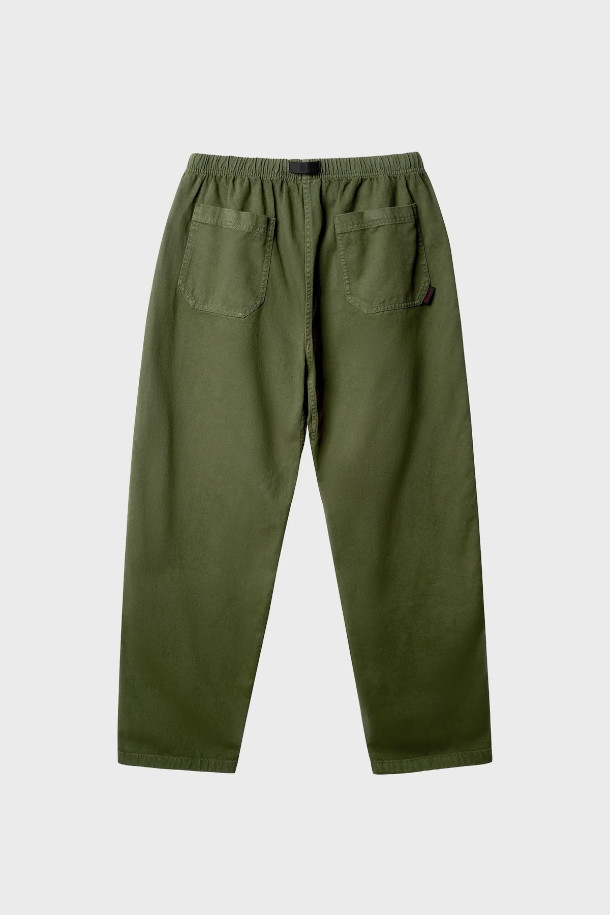 LOOSE TAPERED RIDGE PANT (루즈 테이퍼드 릿지 팬츠) - OLIVE는 남성용 바지로, 캐주얼한 스타일을 연출하기에 좋습니다. 봄, 여름, 가을에 착용하기 좋은 긴 기장의 테이퍼드 핏 팬츠입니다. 허리 스트링과 밴딩으로 편안한 착용감을 제공하며, 루즈핏으로 제작되어 활동성을 높였습니다. 올리브 컬러의 무지 디자인으로 출근룩, 산책룩 등 다양한 TPO에 활용할 수 있습니다. 미니멀, 시티보이 스타일을 즐겨 입는 분들께 추천합니다.
