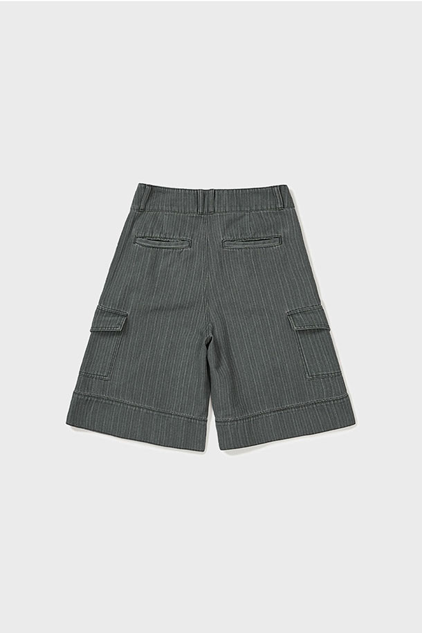 [MMW] 와이드 핏 포켓 HF 팬츠 - 차콜은 캐주얼, 미니멀, 시티보이 스타일을 추구하는 남성분들을 위한 와이드 팬츠입니다. 봄, 여름에 적합하며, 데이트룩이나 카페룩에 잘 어울립니다. 면 소재로 제작되어 편안한 착용감을 선사하며, YKK 지퍼, 앞뒤 포켓, 사이드 포켓, MMW 로고 자수 등의 디테일이 돋보입니다. 크롭 기장의 와이드 핏으로 트렌디한 스타일을 연출할 수 있습니다. 차콜 컬러는 어떤 상의와도 쉽게 매치되어 활용도가 높습니다.
