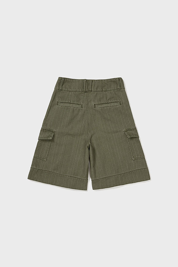 [MMW] 와이드 핏 포켓 HF 팬츠 - 카키는 캐주얼, 스트릿 스타일을 아우르는 남성용 와이드 팬츠입니다. 봄, 여름, 가을 시즌에 적합하며, 면 소재로 제작되어 편안한 착용감을 선사합니다. 크롭 기장으로 트렌디함을 더하고, 무지 디자인에 카키 컬러가 더해져 어떤 상의와도 쉽게 매치할 수 있습니다. YKK 지퍼, 앞뒤 및 사이드 포켓, MMW 로고 자수, 워싱 및 가먼트 다잉 처리 등 꼼꼼한 디테일이 돋보이며, 동네 마실룩, 여행룩, 가을 나들이룩에 활용하기 좋습니다.
