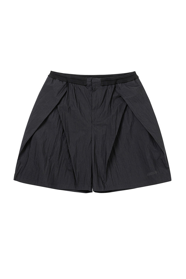 [아조바이아조] 튤립 나일론 와이드 쇼츠 - BLACK는 여름철 남성들의 스타일을 책임질 캐주얼 와이드 쇼츠입니다. 블랙 컬러의 무지 디자인으로 어떤 상의에도 잘 어울리며, 튤립 디테일이 포인트입니다. 립 니트 허리 밴딩과 스트링으로 편안한 착용감을 제공하며, 허리 사이즈 조절이 용이합니다. 메쉬 안감으로 통기성을 높였으며, 실리콘 로고 프린팅과 지퍼 플라이, 포켓 디테일이 돋보입니다. 동네 마실룩, 휴가룩, 여름 바캉스룩 등 다양한 TPO에 활용 가능하며, 캐주얼, 미니멀, 시티보이 스타일을 연출하기 좋습니다.
