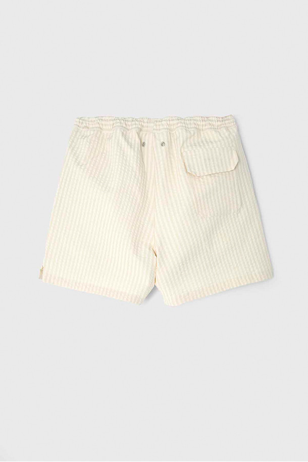 [벌스데이수트] 올드 솔트 스위밍 트렁크 - 아이보리 컬러의 남성용 수영복입니다. 여름 시즌, 수영과 비치웨어 스타일을 위한 완벽한 선택으로, 캐주얼, 스포티 무드를 연출합니다. 레귤러핏의 숏 기장으로 활동성을 높였으며, 허리 스트링으로 편안한 착용감을 선사합니다. 폴리에스테르와 레이온 혼방 소재에 메쉬 안감을 더해 쾌적함을 유지하며, 백 아일렛 디테일, 하단 슬릿, 올드 솔트 체인 자수, 트리플 스티치로 디자인의 완성도를 높였습니다. 휴가룩, 리조트룩, 여름 바캉스룩에 돋보이는 스타일을 더해보세요.
