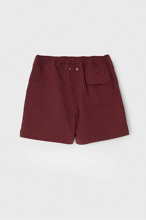 [벌스데이수트] 올드 솔트 스위밍 트렁크 - Red는 남성용 수영복으로, 여름철 수영과 해변에서 캐주얼하고 스포티한 스타일을 연출하기에 적합합니다. 레귤러핏으로 제작되었으며, 폴리에스테르와 레이온 혼방 소재로 편안한 착용감을 제공합니다. 선명한 Red 컬러의 무지 디자인은 깔끔함을 더하며, 숏 기장으로 활동성을 높였습니다. 드로우스트링, 백아일렛 디테일, 하단 슬릿, 올드 솔트 체인 자수, 트리플 스티치 구조 등 섬세한 디테일이 돋보입니다. 메쉬 안감 처리와 밴딩 허리 디자인으로 편안함과 실용성을 모두 갖춘 아이템입니다.
