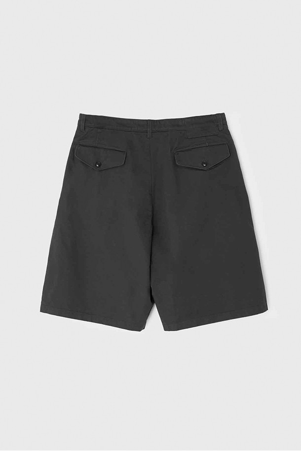 [벌스데이수트] TWILL BERMUDA 트윌 버뮤다 - 차콜은 베이직하고 캐주얼한 스타일의 남성용 버뮤다 팬츠입니다. 봄, 여름 시즌에 적합하며, 일상, 동네 마실, 여행, 휴가 등 다양한 TPO에 활용하기 좋습니다. 차콜 컬러의 레귤러핏 면 소재로 제작되었으며, 트윌 패턴의 원턱 디테일과 후면 플랜 포켓이 특징입니다. 내부 로고 밴드로 편안함과 스타일을 더했습니다. 미니멀하고 클래식한 스타일을 선호하는 분들께 추천합니다.
