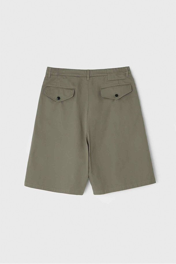 [벌스데이수트] 트윌 버뮤다 - 올리브는 편안하고 시원한 여름 스타일을 완성하는 남성용 반바지입니다. 올리브 컬러의 면 트윌 소재로 제작되어 캐주얼하면서도 깔끔한 느낌을 줍니다. 전면 원턱 디테일과 후면 플랜 포켓이 디자인의 완성도를 높이며, 내부에는 BIRTHDAYSUIT 로고 밴딩 처리가 되어 있어 편안한 착용감을 선사합니다. 동네 마실룩, 여행룩, 휴가룩 등 다양한 TPO에 활용 가능하며, 캐주얼, 클래식, 미니멀 스타일을 즐기는 분들께 추천합니다.
