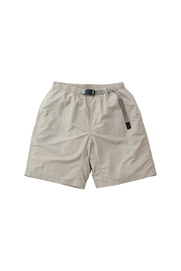 [그라미치] NYLON LOOSE SHORT 나일론 루즈 쇼츠 - DUNE는 남녀 공용으로, 숏 기장의 루즈핏 디자인이 특징인 나일론 쇼츠입니다. 속건 및 방수 기능을 갖춘 이 쇼츠는 여름철 수영, 아웃도어 활동, 일상, 비치웨어 등 다양한 용도로 활용 가능하며, 특히 얇은 두께감으로 시원한 착용감을 제공합니다. 재활용 나일론 소재와 염소 저항성, 그리고 친환경적인 면모를 갖춘 제품입니다.
