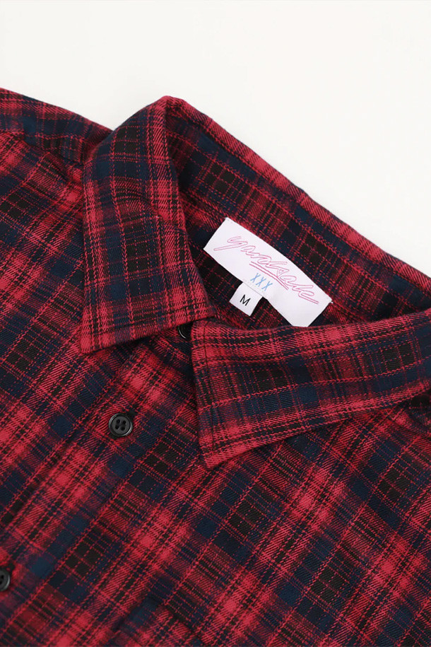 [야드세일] Faded Plaid Shirt 페이디드 플래드 셔츠 - RED는 부드러운 면 소재로 제작된 캐주얼한 스타일의 반소매 플래드 셔츠입니다. 루즈핏으로 편안한 착용감을 선사하며, 왼쪽 가슴 포켓과 로고 자수 디테일이 특징입니다. 시원한 여름철 일상복으로 활용하기 좋은 아이템입니다.
