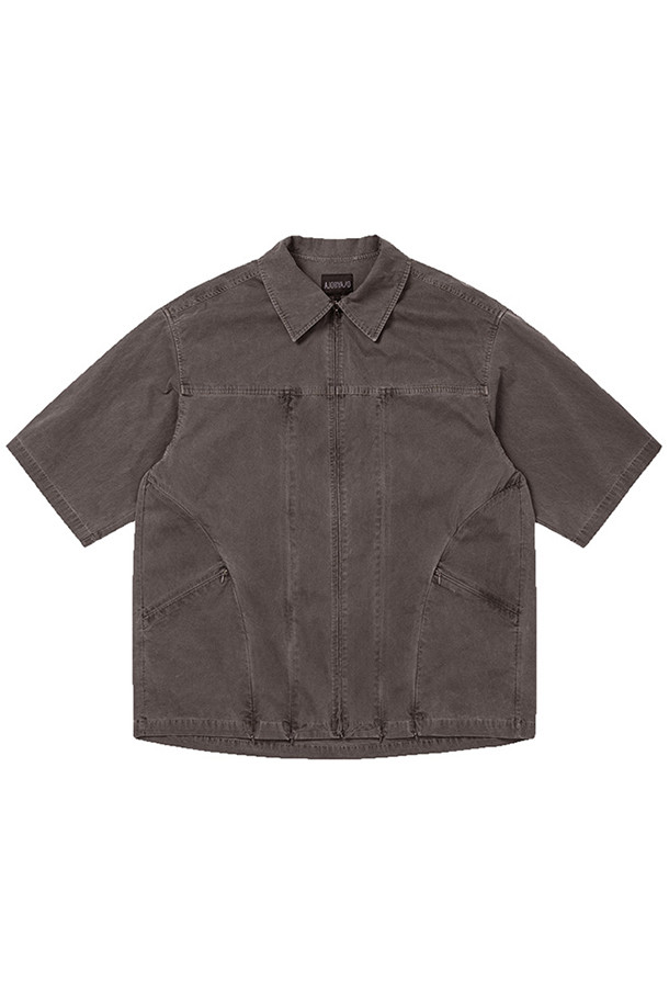 **[아조바이아조] 패널드 집업 셔츠 - 브라운**는 캐주얼한 무드의 남성용 집업 셔츠입니다. 봄, 가을에 착용하기 좋으며, 동네 마실룩이나 여행룩에 적합합니다. 브라운 컬러에 면과 나일론 혼방 소재, 루즈핏으로 편안한 착용감을 선사합니다. 패치워크 패턴과 스프레드 카라, 반소매 디자인이 특징이며, 로고 자수, 지퍼 포켓, 3개의 지퍼 디테일로 포인트를 더했습니다. 미니멀, 시티보이 스타일을 즐기는 분들께 추천합니다.
