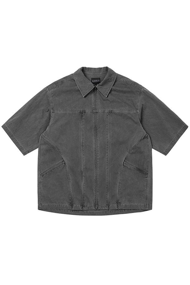 [아조바이아조] 패널드 집업 셔츠 - 차콜은 캐주얼 무드의 남성 집업 셔츠입니다. 봄, 가을에 입기 좋으며, 루즈핏으로 편안한 착용감을 제공합니다. 면과 나일론 혼방의 부드러운 소재에 빈티지 워싱 처리가 더해져 자연스러운 멋을 냅니다. 엠브로이더리 로고와 대형 지퍼 포켓, 구조적인 실루엣이 특징이며, 스프레드 카라와 반소매 디자인으로 세련된 느낌을 줍니다. 동네 마실룩, 산책룩, 여행룩 등 다양한 TPO에 맞춰 미니멀, 시티보이 스타일을 연출해보세요.
