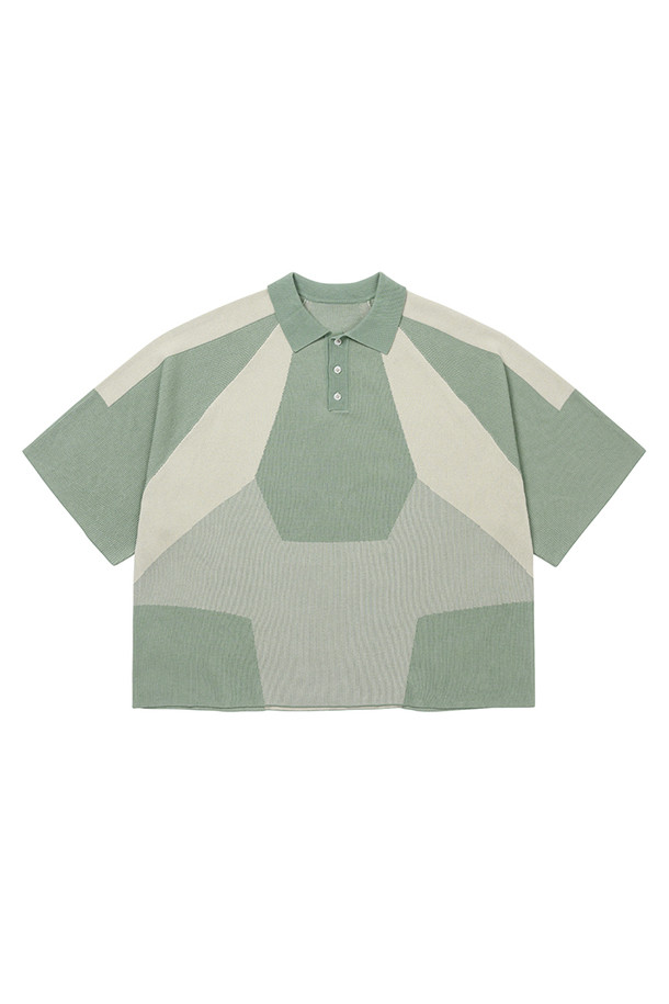 [아조바이아조] 패널 투톤 폴로 셔츠 (민트)는 봄, 여름 시즌 캐주얼 스타일을 연출하기에 완벽한 남성용 폴로 셔츠입니다. 민트와 화이트 컬러 배색이 산뜻한 느낌을 주며, 오버핏으로 편안한 착용감을 선사합니다. 3가지 다른 니트 패턴의 패널과 투톤 믹스 원사를 사용하여 독특한 디자인을 강조했으며, 12게이지 두께의 면 소재로 제작되어 가볍고 시원합니다. 동네 마실룩이나 여행룩에 미니멀하고 클래식한 무드를 더해보세요. 사이드 라벨 디테일이 포인트가 되어줍니다.
