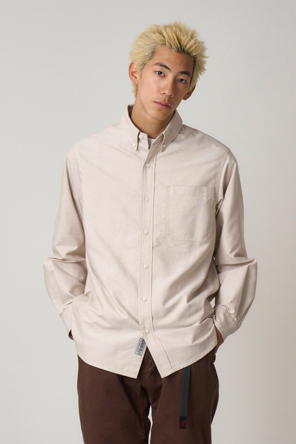 [그라미치] 그라미치 옥스포드 버튼 다운 스탠스 셔츠 - ECRU는 남성용 셔츠로, 클래식과 캐주얼 스타일을 모두 아우르는 디자인입니다. ECRU 컬러의 무지 셔츠로, 겨울과 간절기에 적합하도록 두꺼운 두께감으로 제작되었습니다. 면과 폴리에스터 혼방의 써모라이트 원단을 사용하여 부드러운 촉감을 제공하며, 가슴 플랩 포켓과 암홀 무빙 디테일이 특징입니다. 아이비리그 스타일의 레귤러핏 버튼 다운 셔츠로, 일상, 아웃도어, 출근룩, 비즈니스 캐주얼 등 다양한 TPO에 활용하기 좋습니다.
