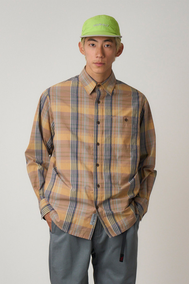 [그라미치] GRAMICCI (그라미치) 브로드클로스 스탠스 셔츠 HIGHLAND는 베이지 및 체크 패턴으로 구성된 공용 셔츠입니다. 봄, 가을 계절에 착용하기 좋으며, 데일리웨어 및 아웃도어 활동에 적합합니다. 차이나칼라와 레귤러핏이 특징이며, 고밀도 브로드클로스 원단으로 제작되어 부드러운 촉감과 견고한 내구성을 자랑합니다. 가슴 플랩 포켓과 암홀 거셋 디테일이 돋보이며, 단정하면서도 편안한 착용감과 활동성을 제공하는 디자인입니다. 동네 마실룩, 산책룩, 캐주얼, 클래식, 미니멀 스타일을 즐기는 분들께 추천합니다.
