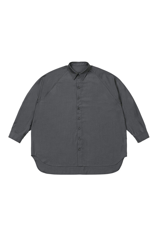 [아조바이아조] 울 블렌드 쓰리디 래글런 셔츠는 가을, 겨울 시즌에 착용하기 좋은 남성용 셔츠입니다. 차콜 컬러의 미니멀한 디자인으로, 출근룩, 겨울 데일리룩, 비즈니스 캐주얼 등 다양한 TPO에 활용하기 좋습니다. 래글런 소매 패널과 3D 입체 패턴으로 디자인되어 클래식, 미니멀, 시크한 스타일을 연출합니다. 폴리에스테르, 레이온, 울 혼방 소재로 제작되어 두께감이 느껴지며, 레귤러핏과 스프레드칼라, 버튼 여밈으로 편안함과 세련됨을 동시에 제공합니다. 긴 소매 기장의 레귤러 기장 셔츠입니다.
