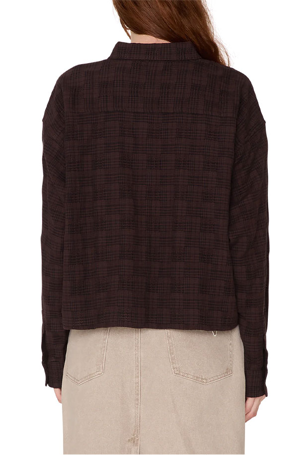 오베이(OBEY)의 비비안 플래드 셔츠 - 자바 브라운 멀티는 캐주얼한 스타일을 연출하기 좋은 여성용 셔츠입니다. 봄, 가을에 어울리는 긴소매 크롭 셔츠로, 셔츠 칼라와 루즈핏 디자인이 특징입니다. 면 소재의 자바 브라운 멀티 컬러 체크 패턴이 돋보이며, 가슴 포켓과 스트레이트 밑단, 사이드 플래그 라벨 디테일이 더해졌습니다. 데이트룩, 카페룩, 봄 소풍룩 등 다양한 TPO에 활용 가능하며, 캐주얼, 클래식, 미니멀 스타일을 즐겨 입는 분들께 추천합니다. 공정무역(Fair Trade) 인증을 받은 제품입니다.
