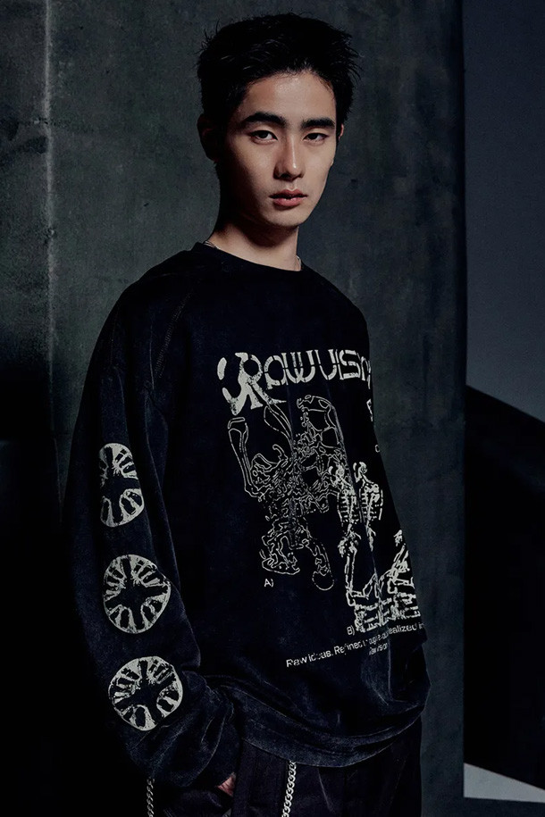 [노매뉴얼] 에스아이 롱슬리브 티 - 워시드 블랙은 가을, 겨울 시즌 데일리룩과 모임룩에 활용하기 좋은 롱슬리브 티셔츠입니다. 스트릿, 미니멀, 캐주얼 스타일을 아우르는 디자인으로, 워시드 블랙 컬러가 시크한 분위기를 연출합니다. 라운드넥과 긴 소매 디자인이 특징이며, 실험적인 디테일과 조형적인 디자인이 돋보입니다. 레귤러 기장의 상의로, 프린트 무늬가 포인트로 들어가 스타일리시함을 더합니다.
