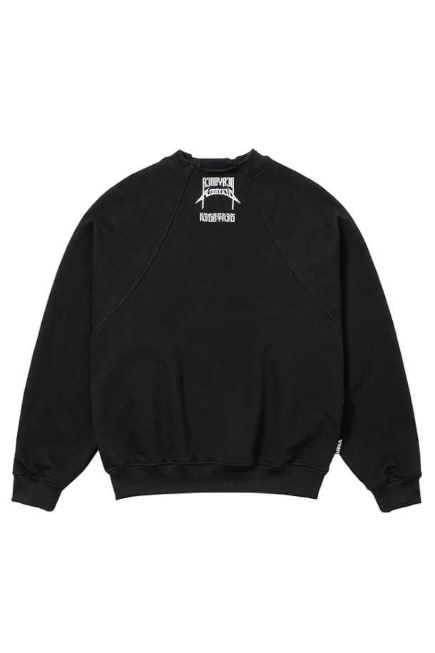 [아조바이아조] 래글런 하이 넥 아치 로고 스웻셔츠 - BLACK은 가을과 겨울에 어울리는 스포티하고 캐주얼한 무드의 스웻셔츠입니다. 하이넥 디자인과 래글런 소매가 특징이며, 로고 자수와 Raw edge 네크라인 디테일이 디자인의 포인트를 더합니다. 부드러운 면과 폴리에스테르 혼방 소재로 제작되어 편안한 착용감을 선사하며, 루즈핏으로 제작되어 여유로운 실루엣을 연출합니다. 일상, 집콕, 산책 등 다양한 TPO에 활용 가능한 데일리 아이템입니다.
