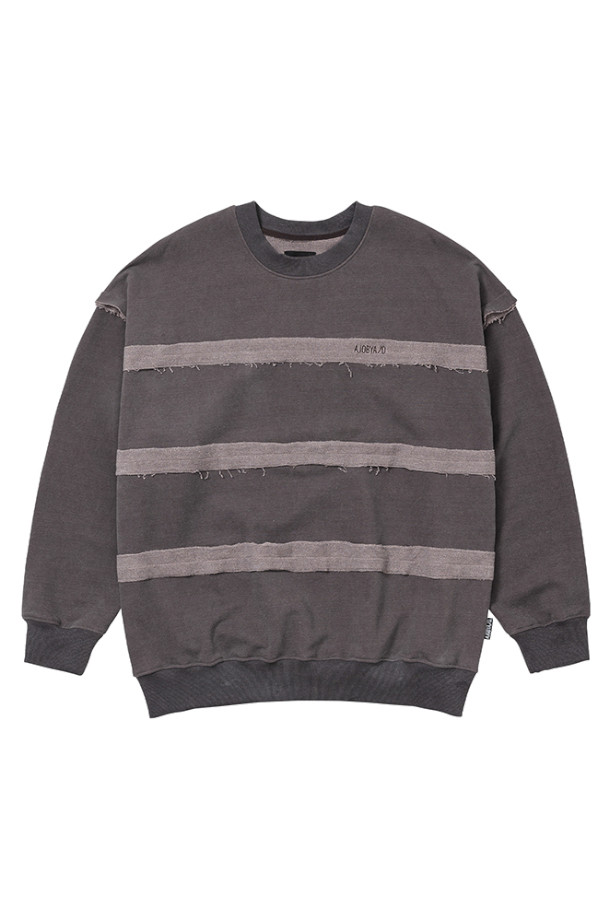 "[아조바이아조] Inside Out Stripe Sweatshirt (인사이드 아웃 스트라이프 스웻셔츠)"는 부드러운 면 소재로 제작되어 편안한 착용감을 선사합니다. 브라운 컬러에 루즈핏의 긴 소매 스웻셔츠로, 캐주얼 및 스트릿 스타일을 연출하기 좋습니다. 인사이드 아웃 디자인과 가슴 부분 자수 로고가 특징이며, 봄, 가을, 겨울에 활용하기 좋은 두꺼운 두께감의 아이템입니다. 동네 마실룩이나 겨울 데일리룩에 매치하여 개성 있는 스타일을 완성해보세요. 톤온톤 시임 디테일과 피그먼트 워싱 처리가 돋보이는 스트라이프 패턴의 라운드넥 스웻셔츠입니다.
