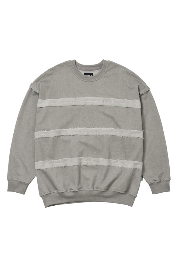 [아조바이아조] Inside Out Stripe Sweatshirt (인사이드 아웃 스트라이프 스웻셔츠)는 라이트 그레이 컬러의 남녀 공용 스웻셔츠입니다. 봄, 가을, 겨울 착용에 적합하며, 캐주얼, 스트릿 스타일을 연출하기 좋습니다. 면 소재의 루즈핏 크롭 기장으로, 두꺼운 두께감과 부드러운 촉감을 제공합니다. 톤온톤 스트라이프 패턴과 피그먼트 워싱, 앞면 자수 로고, 인사이드 아웃 디자인이 특징이며, 동네 마실룩이나 겨울 데일리룩에 활용하기 좋습니다.
