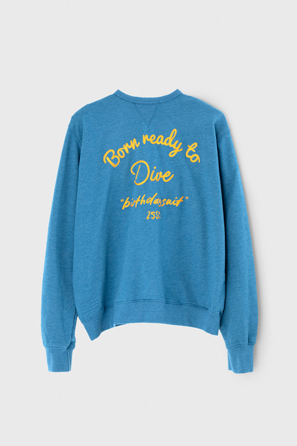 [벌스데이수트] DIVE SWEAT 다이브 스웻 - Blue는 편안하고 스타일리시한 캐주얼 스웨트셔츠입니다. 부드러운 프렌치테리 면 소재로 제작되어 봄, 가을에 적합하며, 레귤러핏으로 편안한 착용감을 선사합니다. 라운드넥 디자인에 긴 소매 기장으로 제작되었으며, 앞뒤 체인 자수 디테일과 "Born ready to dive" 그래픽이 돋보입니다. 캐주얼, 미니멀, 클래식 스타일을 모두 소화하며, 동네 마실룩이나 가을 나들이룩에 잘 어울립니다. 블루 컬러의 레귤러핏 스웨트셔츠로 다양한 스타일을 연출해보세요.
