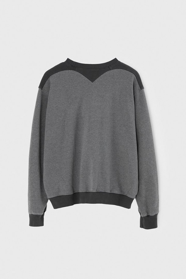 [벌스데이수트] 올드 솔트 세븐티스 스웻 - 차콜은 660g 프렌치 테리 소재의 캐주얼 스웨트셔츠입니다. 차콜 컬러의 라운드 넥 디자인으로, 가을과 겨울에 따뜻하게 입을 수 있습니다. 밑단 립 배색과 립 소매 디테일이 돋보이며, 전면부에는 OLD SALT 아플리케 로고가 포인트로 디자인되었습니다. 크롭 기장으로 트렌디한 스타일을 연출할 수 있으며, 일상복으로 활용하기 좋습니다. 미니멀한 스타일을 선호하는 분들께 추천합니다.
