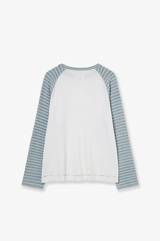 시나모롤 스트라이프 니트 슬리브 티셔츠 - 스카이블루는 산뜻한 스카이블루 컬러와 화이트 스트라이프 패턴이 조화롭게 어우러진 여성 티셔츠입니다. 부드러운 면 소재로 제작되어 편안한 착용감을 선사하며, 얇은 두께감으로 봄, 여름 시즌에 시원하게 즐길 수 있습니다. 귀여운 시나모롤 캐릭터 디자인이 캐주얼한 무드를 더하며, 크롭 기장과 긴 소매가 트렌디한 스타일을 연출합니다. 라운드넥 레귤러핏으로 제작되어 편안하게 착용 가능하며, 일상복으로 활용하기 좋습니다.
