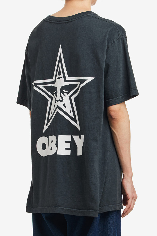 [오베이] OBEY(오베이) BOLD STAR(볼드 스타) - PIGMENT TRUE VINTAGE BLACK(피그먼트 트루 빈티지 블랙) 티셔츠는 남녀 모두 착용 가능한 제품입니다. 블랙 컬러의 면 소재로 제작되었으며, 봄, 여름, 가을에 활용하기 좋습니다. 릴랙스 핏의 라운드넥 반소매 티셔츠로, 앞면과 뒷면에 스타 로고 프린팅이 돋보입니다. 가먼트 다잉 처리와 철학적인 텍스트 디자인이 특징이며, 캐주얼, 스트릿, 미니멀 스타일을 즐기는 분들께 '동네 마실룩'이나 '여행룩'으로 추천합니다.
