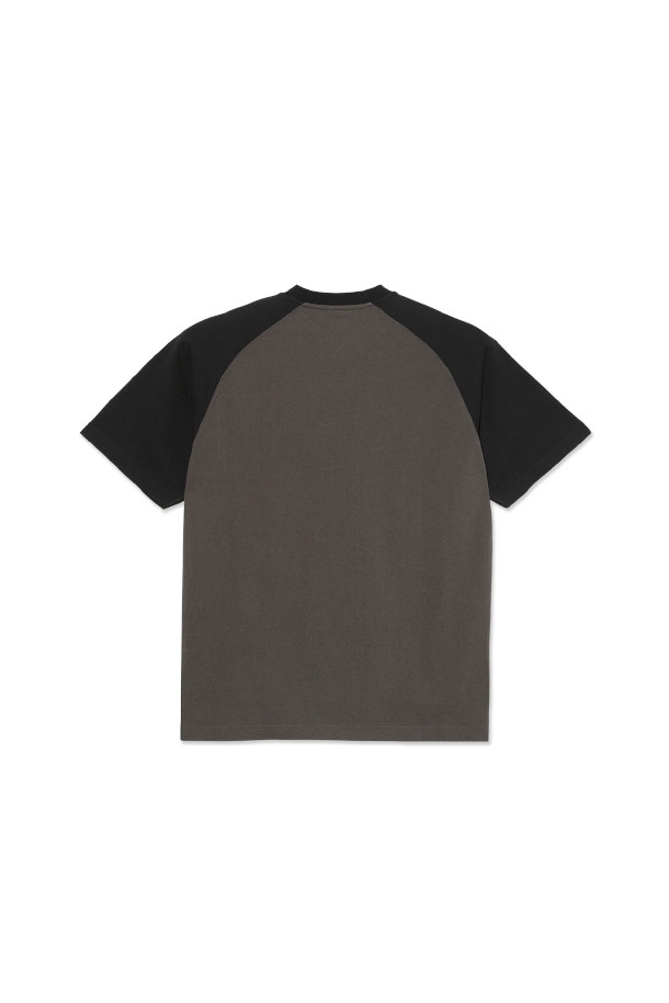 **Doe Tee(도 티셔츠) - Black/Dirty Black**는 편안한 일상 스타일을 위한 공용 티셔츠입니다. 부드러운 면 소재로 제작되어 봄, 여름, 가을 계절에 착용하기 좋으며, 레귤러 핏과 라운드넥 디자인으로 편안한 착용감을 선사합니다. 베이직하고 캐주얼한 스타일로 산책룩, 미니멀, 클래식 스타일을 연출하기에 적합하며, 무지 디자인과 래글런 소매 디테일이 특징입니다. 블랙과 더티 블랙 두 가지 색상으로 제공되어 다양한 스타일링에 활용할 수 있습니다.
