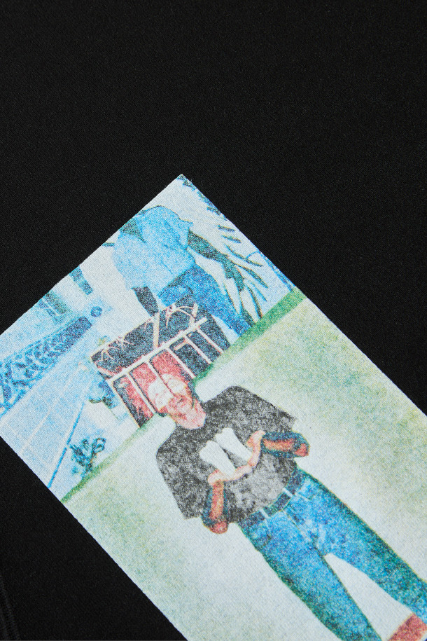 "Jeans Teeth"(진스 티스) 로고가 돋보이는 블랙 컬러의 티셔츠입니다. 봄, 여름, 가을 시즌에 활용하기 좋은, 얇은 두께감의 면 소재로 제작되어 부드러운 촉감을 선사합니다. 라운드넥과 레귤러핏 디자인으로 캐주얼하고 베이직한 스타일을 연출하며, 일상복으로 편안하게 착용할 수 있습니다. 반소매 기장과 레귤러 기장으로 활동성을 높였으며, 미니멀한 무드를 더해 다양한 룩에 매치하기 좋습니다. 프린팅 디테일이 돋보이는 디자인으로 포인트를 더했습니다.
