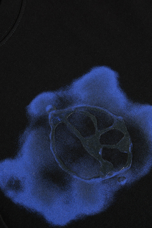 블랙 컬러의 Tee | 메탈 로고 티셔츠입니다. 면 소재로 제작되어 부드러운 촉감을 선사하며, 봄, 여름, 가을에 착용하기 좋습니다. 라운드넥과 레귤러핏 디자인으로 편안한 착용감을 제공하며, 반소매 기장입니다. 일상, 산책, 캠핑 등 다양한 TPO에 캐주얼, 스트리트, 미니멀 스타일로 연출하기 좋습니다. 메탈 로고 프린트가 돋보이는 티셔츠로, 스타일리시한 포인트를 더해줍니다.
