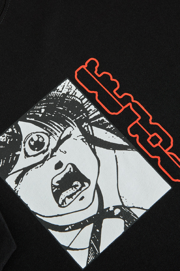 "Third Eye" 써드 아이 티셔츠 - Black은 남녀 모두 착용 가능한 레귤러핏 반소매 티셔츠입니다. 봄, 여름, 가을에 어울리는 부드러운 면 소재로 제작되었으며, 라운드넥 디자인과 블랙 컬러가 특징입니다. 캐주얼, 스트릿 스타일을 연출하기 좋으며, 일상생활과 산책, 캠핑룩에 활용하기 좋습니다. 써드 아이 그래픽 프린트가 돋보이는 디자인으로, 개성 있는 스타일을 완성해 보세요.
