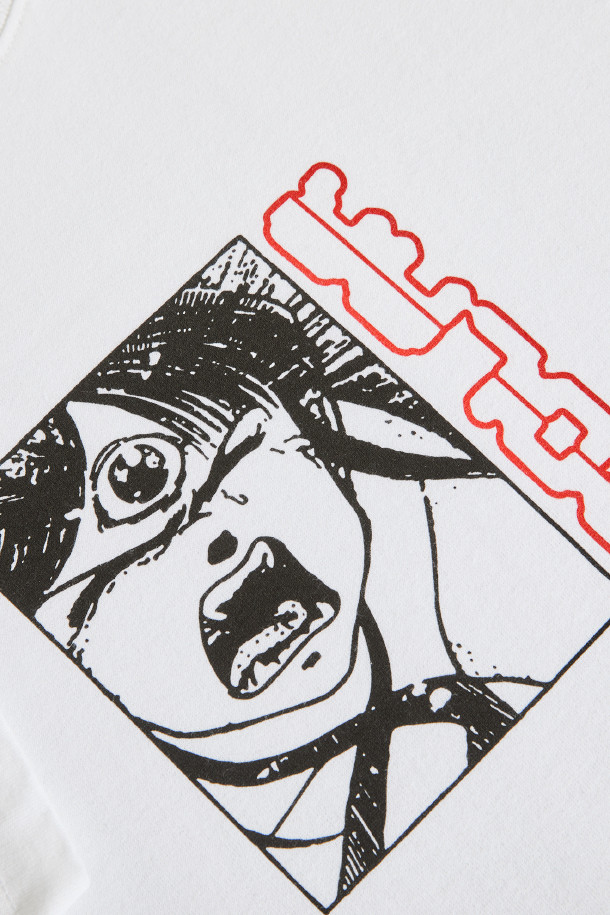 써드 아이(Third Eye) 티셔츠 - 화이트는 베이직한 스타일의 남녀 공용 티셔츠입니다. 봄, 여름에 착용하기 좋으며, 면 소재로 제작되어 부드러운 촉감을 선사합니다. 레귤러 핏에 라운드넥 디자인으로 편안한 착용감을 제공하며, 그래픽 프린트가 돋보입니다. 캐주얼, 미니멀 스타일 연출에 적합하며, 봄 소풍룩에 활용하기 좋습니다. 반소매 기장의 레귤러 기장 티셔츠입니다.
