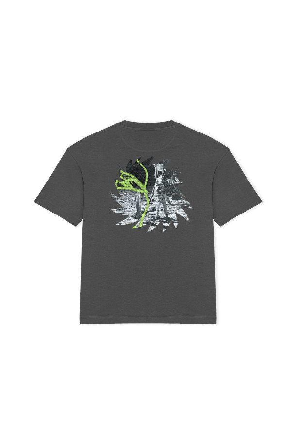 **Space 티셔츠 - 아이언 그레이**는 베이직하고 캐주얼한 스타일의 공용 티셔츠입니다. 봄, 여름, 가을, 계절에 맞춰 산책룩이나 집콕룩으로 편안하게 착용하기 좋습니다. 부드러운 면 소재에 레귤러핏으로 제작되어 편안한 착용감을 선사합니다. 얇은 두께감과 반소매 기장으로 답답함 없이 시원하게 입을 수 있으며, 라운드넥 디자인과 무지 패턴으로 미니멀한 매력을 더했습니다. 아이언 그레이 컬러는 어떤 옷에도 잘 어울려 데일리 티셔츠로 활용하기 좋습니다.
