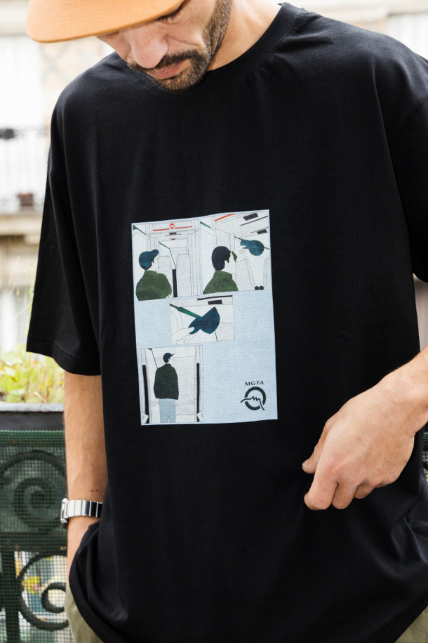 FREE RIDE TEE (프리 라이드 티) - BLACK는 남녀 공용으로 착용 가능한 블랙 컬러의 티셔츠입니다. 면 소재로 제작되어 부드러운 촉감을 제공하며, 봄, 여름, 가을 계절에 활용하기 좋습니다. 레귤러 핏에 라운드넥 디자인으로 캐주얼하고 스트릿한 스타일을 연출합니다. 일상복은 물론 여행룩과 산책룩으로도 손색없으며, 백 프린트 디테일이 돋보이는 개성 있는 아이템입니다.
