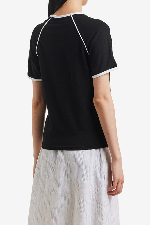 [오베이] DIVERSION RAGLAN TEE SS 다이버전 래글런 티 - BLACK은 봄, 여름 시즌에 적합한 남녀 공용 래글런 티셔츠입니다. 레귤러 핏의 라운드넥 디자인으로, 블랙 색상에 로고와 프린트 패턴이 특징입니다. 일상복으로 스트릿, 캐주얼 스타일을 연출하기 좋으며, 반소매 기장으로 편안하게 착용할 수 있습니다.
