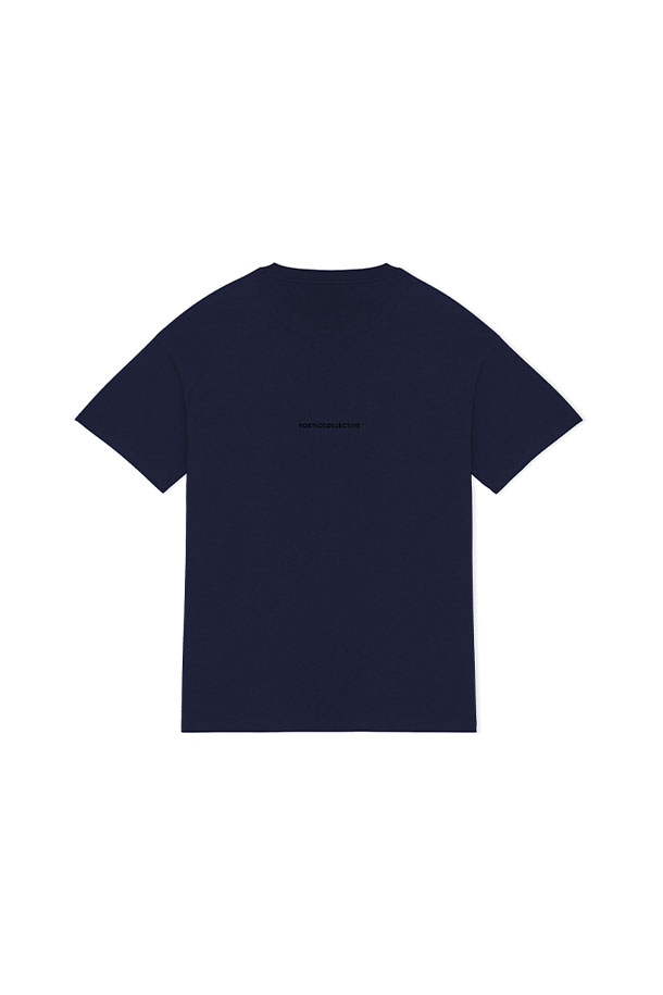 [포에틱] Burning Skull T-shirt 버닝 스컬 티셔츠 - Navy는 시원한 네이비 컬러의 레귤러핏 티셔츠입니다. 봄, 여름에 착용하기 좋으며, 라운드넥에 반소매 기장으로 제작되었습니다. 스트릿 스타일의 스컬 그래픽 프린트 디자인이 돋보이는 제품입니다.
