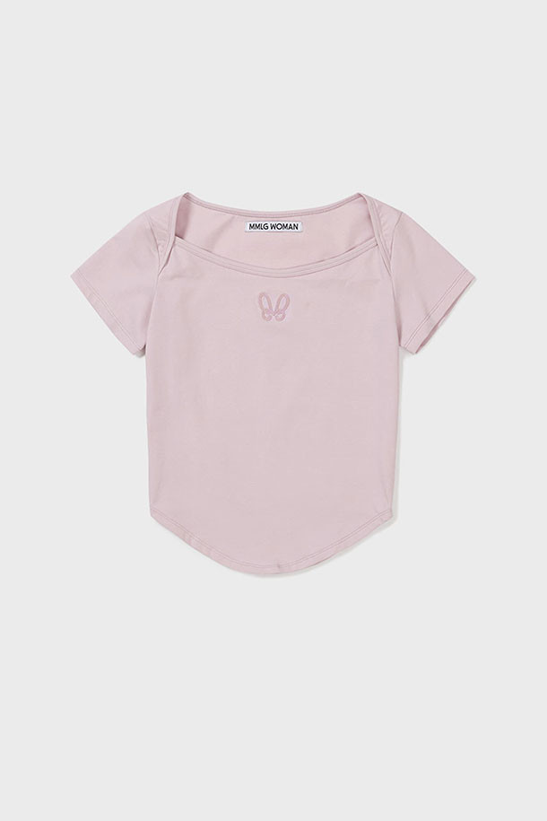 MMW 트위스티드 HF-T - 핑크는 면과 스판덱스 혼방 소재로 제작된 핑크색 반소매 티셔츠입니다. 하프 기장의 피티드 핏으로, 일상복이나 카페룩 TPO에 적합합니다. 캐주얼, 미니멀, 클래식 스타일을 아우르며, 로고 패턴과 자수 디테일이 특징입니다. 깔끔하고 세련된 디자인으로 다양한 스타일 연출에 활용할 수 있습니다. 
