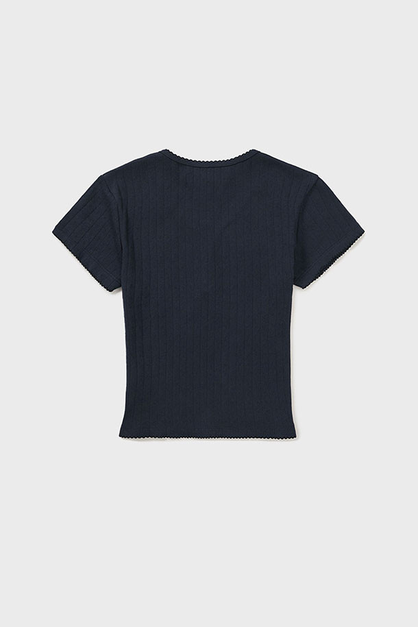 [MMW] 펀칭 HF-T - 네이비는 여성용 티셔츠로, 봄과 여름에 어울리는 베이직 스타일의 반소매 티셔츠입니다. 네이비 컬러에 피티드 핏으로, 브이넥 라인과 레이스 패턴이 특징입니다. 버튼 디테일과 로고 자수 장식이 더해져 포인트를 더했습니다. 데이트룩이나 쇼핑룩에 미니멀, 클래식, 캐주얼 무드로 다양하게 연출하기 좋습니다. 면 소재로 제작되어 편안한 착용감을 제공합니다.
