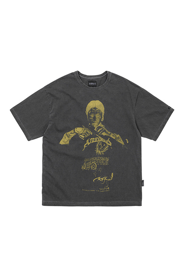 [아조바이아조] 쁘세도 나이트 티셔츠 - CHARCOAL는 캐주얼과 빈티지 스타일을 결합한 남성용 티셔츠입니다. 차콜 컬러에 레귤러핏으로 제작되었으며, 봄, 여름에 착용하기 좋습니다. 면 소재로 제작되어 편안한 착용감을 제공하며, 라운드넥과 반소매 디자인입니다. 빈티지 워싱 처리와 사이드 로고 라벨, 실크스크린 프린팅이 특징이며, 동네 마실룩, 여행룩, 봄 소풍룩 등 다양한 TPO에 활용할 수 있습니다. 미니멀한 스타일을 선호하는 분들께 추천합니다.
