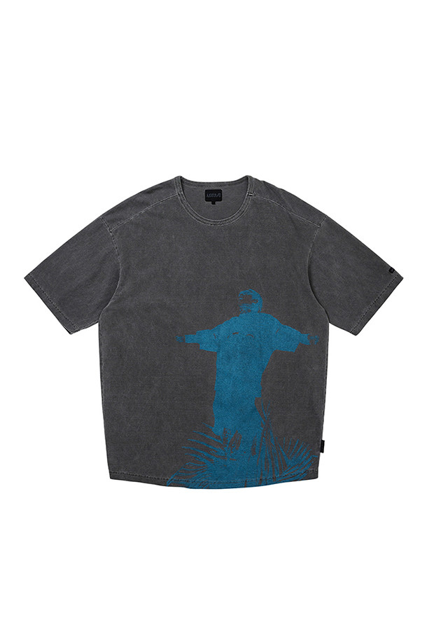 [아조바이아조] Pseudo Redemption 티셔츠는 빈티지 워싱 실크스크린 프린팅 기법으로 제작되어 독특한 분위기를 연출합니다. 저지 니트 원단을 사용하여 편안한 착용감을 제공하며, 라운드넥 디자인과 반소매 기장으로 봄, 여름철 데일리룩에 활용하기 좋습니다. 캐주얼, 미니멀, 클래식 스타일을 즐겨 입는 분들께 추천하는 제품으로, 동네 마실룩이나 봄 소풍룩에 잘 어울립니다. 사이드 로고 라벨이 포인트를 더하며, 레귤러 기장으로 어떤 하의와도 자연스럽게 매치됩니다.
