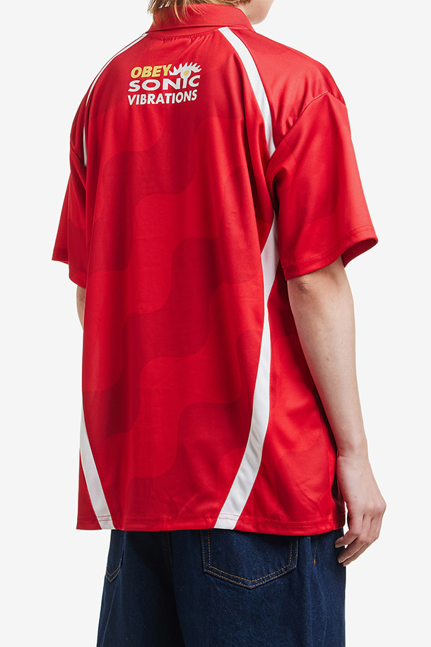 [오베이] OBEY SOCCER JERSEY 싸커 져지 - RED MULTI는 남성용 져지입니다. 폴로넥 디자인에 레귤러핏으로 제작되었으며, 봄, 여름 시즌에 착용하기 좋습니다. 레드와 화이트 컬러 조합에 로고 및 프린트 패턴이 돋보이며, 사이드 배색으로 포인트를 더했습니다. 얇은 두께감으로 편안하게 착용 가능하며, 일상 및 스포츠 활동 시 스포티하고 스트릿한 스타일을 연출할 수 있습니다. 러닝룩, 피트니스룩 등 다양한 TPO에 활용할 수 있습니다.
