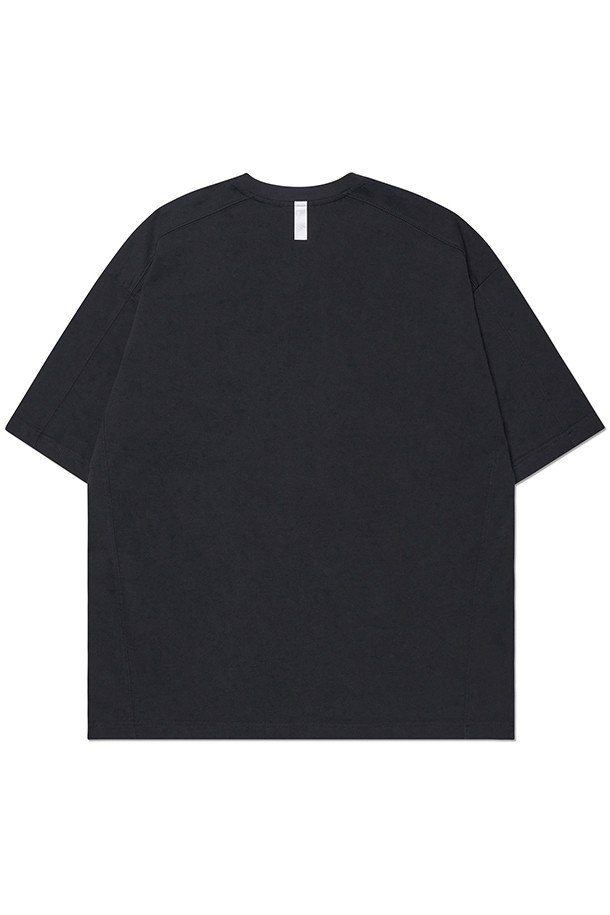 [노매뉴얼] 몰팅 티셔츠 - 블랙은 32/2 ply 원단으로 제작되어 부드러운 촉감을 선사하는 여성 티셔츠입니다. 2025 S/S 컬렉션으로, 바이오 워싱 가공을 거쳐 편안한 착용감을 제공합니다. 라운드넥 디자인에 베이직한 스타일로, 캐주얼, 미니멀, 클래식 룩을 연출하기 좋습니다. 봄, 여름 시즌에 동네 마실룩, 카페룩, 집콕룩 등 다양한 TPO에 활용할 수 있으며, 레귤러 기장의 무지 반소매 티셔츠입니다. 블랙 컬러로 어떤 하의에도 잘 어울려 데일리 아이템으로 활용하기 좋습니다.
