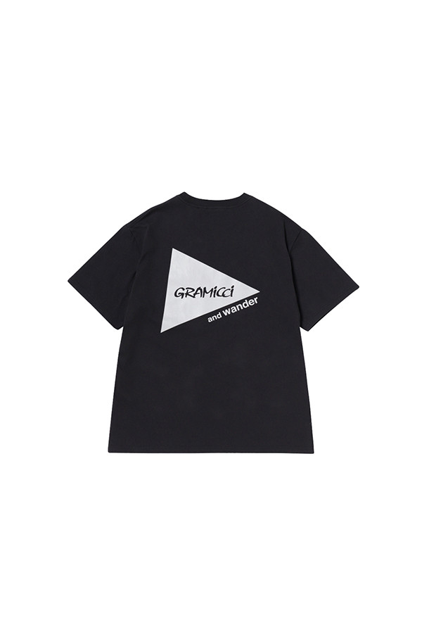 [그라미치X앤드원더] 그라미치 X 앤드원더 백프린트 티 - 블랙은 아웃도어, 스포츠웨어, 일상에서 활용하기 좋은 남성용 반팔 티셔츠입니다. 콤맥스 하이트위스트 저지 소재로 제작되어 부드러운 촉감을 선사하며, 레귤러핏으로 편안한 착용감을 제공합니다. 등산룩, 러닝룩, 피트니스룩 등 다양한 TPO에 적합하며, 스포티, 캐주얼, 미니멀 스타일을 연출할 수 있습니다. 밤에도 안전한 재귀반사 기능과 백프린트 디자인으로 스타일리시함을 더했습니다. 봄, 여름, 가을 계절에 맞춰 활용할 수 있는 실용적인 아이템입니다.
