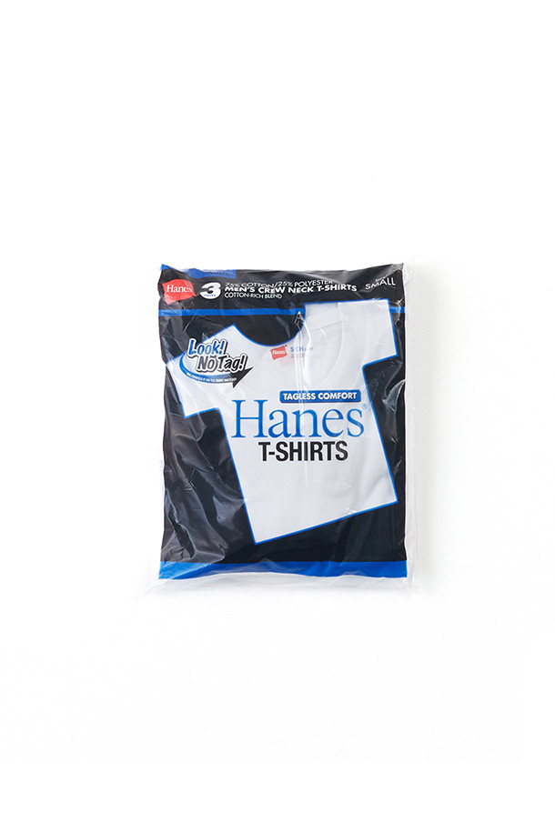 **[헤인즈] Hanes(헤인즈) BLUE LABEL(블루 라벨) 3PACK CREW NECK(크루넥) T-SHIRT(티셔츠) 블루 라벨 3PACK 크루넥 티셔츠 - Blue 3PT**는 베이직한 스타일의 면, 폴리에스테르 혼방 소재로 제작된 라운드넥 반소매 티셔츠입니다. 흡습 기능의 드라이한 촉감으로 쾌적하게 착용 가능하며, 사계절 내내 이너웨어 또는 일상복으로 활용하기 좋습니다. 핏은 박스 핏이며, 튜블러 구조, 블라인드 스티치 봉제, 태그리스 디자인으로 편안함을 더했습니다. 특히 집콕룩이나 동네 마실룩과 같은 TPO에 적합하며, 미니멀, 캐주얼, 클래식 스타일을 즐겨 입는 분들께 추천합니다. 3팩 구성으로 실용성을 높였습니다.

