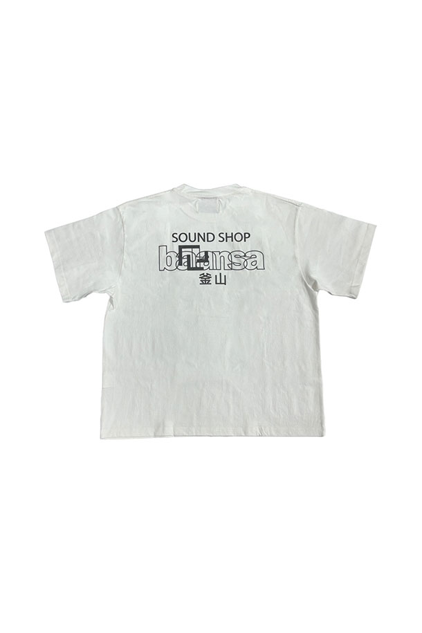 [발란사] RAMIDUS X Balansa S/S 티셔츠 - 화이트는 일상생활에서 편안하게 착용할 수 있는 반소매 티셔츠입니다. 베이직하고 캐주얼한 스타일로, 봄, 여름 계절에 적합합니다. 라운드넥과 레귤러 핏 디자인으로 제작되었으며, 동네 마실룩이나 산책룩에 매치하기 좋습니다. 깔끔한 무지 디자인의 화이트 컬러 티셔츠로, 다양한 스타일을 연출할 수 있습니다. 미니멀한 스타일을 선호하는 분들께 추천합니다.
