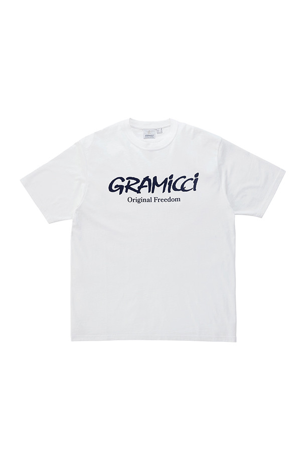 [그라미치] GRAMICCI ORIGINAL FREEDOM LOGO TEE 그라미치 오리지널 프리덤 로고 티 - WHITE는 남녀 공용으로 착용 가능한 반소매 티셔츠입니다. 면과 폴리에스테르 혼방 소재로 제작되어 부드러운 촉감과 중간 두께감으로 편안한 착용감을 선사합니다. 라운드넥 디자인에 레귤러핏으로 제작되었으며, 가슴 부분에 그라미치 오리지널 프리덤 로고 프린팅이 포인트로 들어간 캐주얼, 스트릿 스타일의 티셔츠입니다. 일상생활은 물론, 동네 마실룩, 여행룩 등 다양한 TPO에 활용할 수 있습니다. 봄, 여름 시즌에 활용하기 좋으며, 미니멀한 스타일 연출에도 적합합니다.
